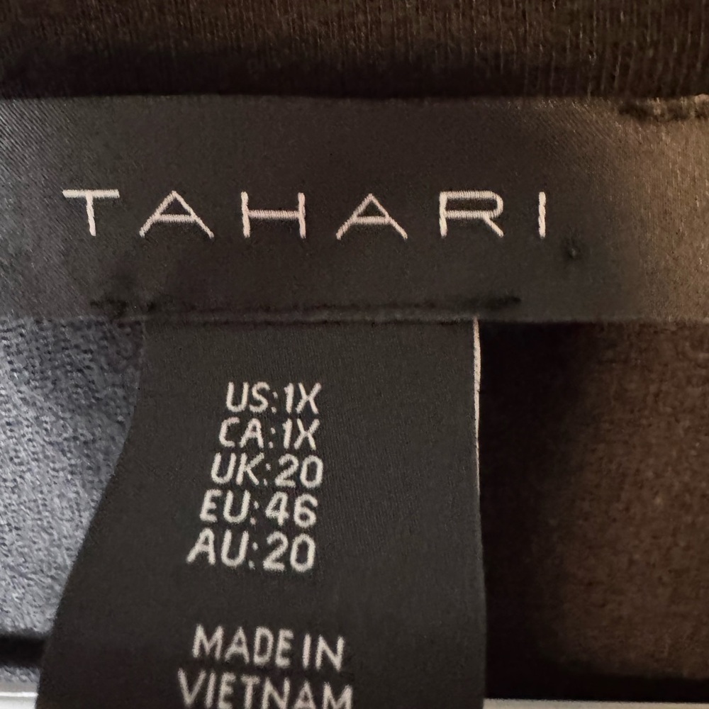 Tahari Women’s Black Three Button‎ Blazer Size 1X  Stretch - Picture 2 of 6